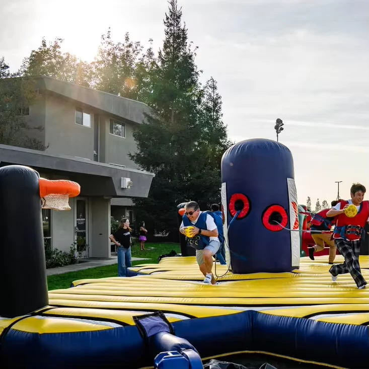 Đấu trường Gladiator Jousting Bungee Inflatable 4 chiều, vật liệu PVC, trải nghiệm cho thuê thú vị cho trẻ em và người lớn, dễ dàng lắp đặt
