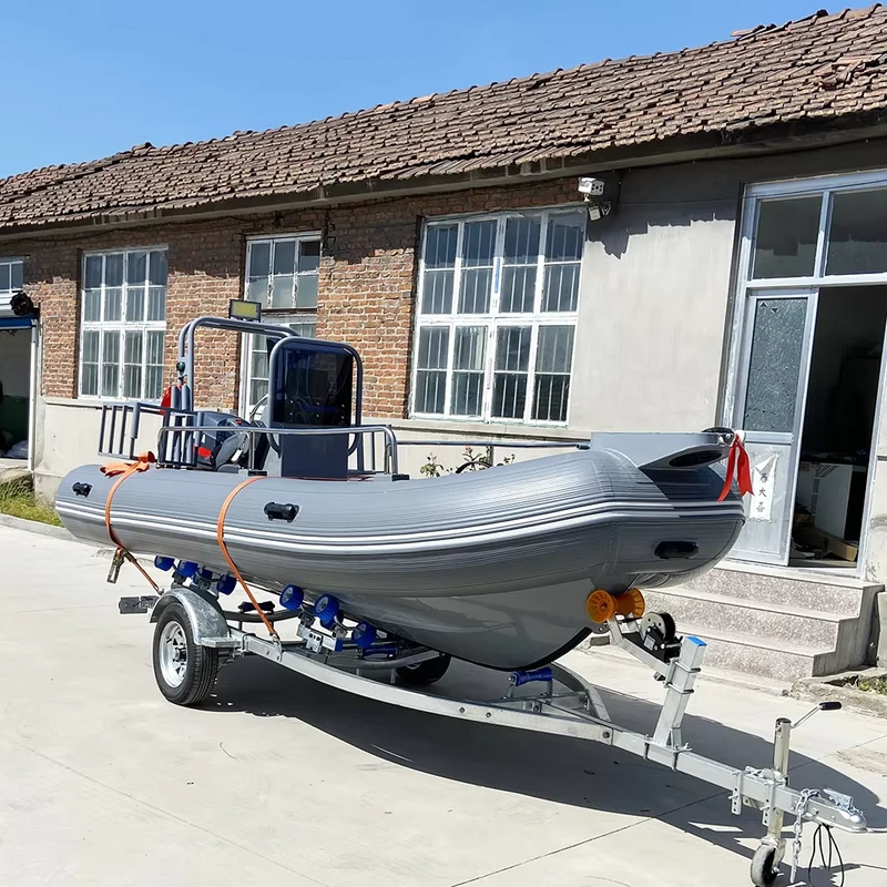 Надувная лодка RIB AL-450 с глубоким V-образным дном и алюминиевым корпусом длиной 4.5 метра с ПВХ трубой