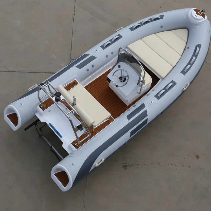 Gommone gonfiabile RIB Orca 480 con scafo in fibra di vetro, barca nera