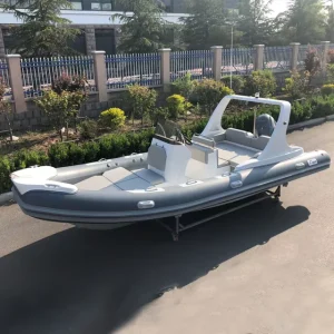 Yacht Mewah Hypalon Rib Semi-Rigid Tiup 5,2 meter hingga 8,3 meter dengan Rangka Fiberglass dan Mesin Outboard