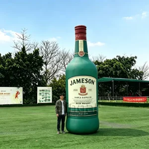 Modello gigante gonfiabile di bottiglia di whiskey irlandese da 9 m/30 ft per promozioni e eventi all'aperto
