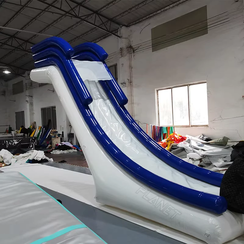 อุปกรณ์น้ำ Super Yacht ที่มีความแน่นหนา ลอยน้ำ เรือ Inflatable สไลเดอร์น้ำ
