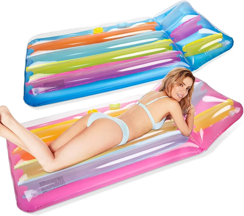 Farbenfrohe Liegestühle im Vergnügungspark Aufblasbare Pool-Party-Floaties