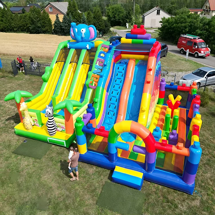Castello Gonfiabile con Scivolo e Piccole Piste di Ostacolo