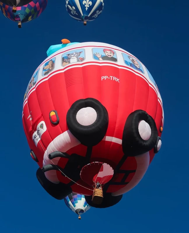 大胆なクリエイティブ 特殊形状 カスタムカラー インフレータブル熱気球 アミューズメントライド 屋外用 耐候性 販売用