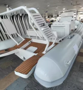 Yacht Olahraga Inflatable Hypalon Bersertifikat CE dengan Rangka Aluminium Tahan Lama dan Mesin Outboard Aluminium