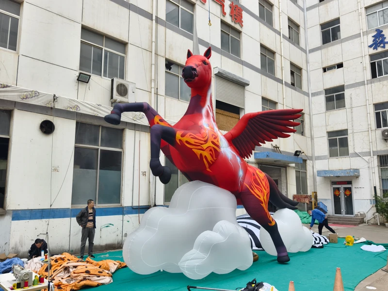 Pallone gonfiabile a forma di cavallo per pubblicità da carnevale, modello nuvola con ali per scopi decorativi
