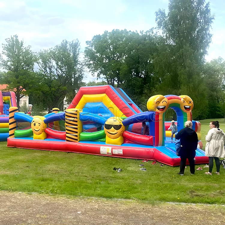 Maison gonflable avec toboggan combo, location de grand terrain de jeux pour enfants, parcours d'obstacles avec visage souriant