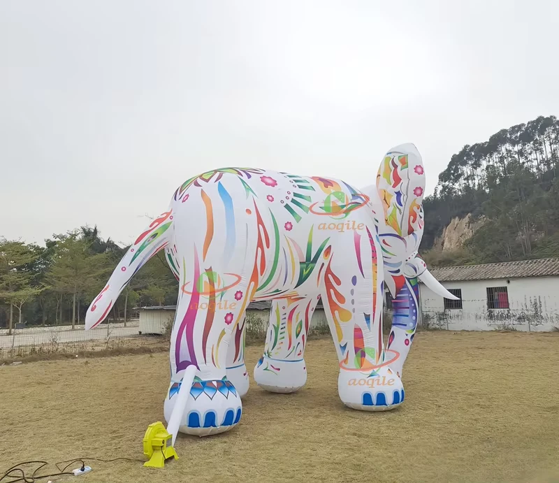 Kleurrijk gigantisch olifant opblaasbaar reclame model voor feest, sport en entertainment, cartoon dier voor decoratieve doeleinden