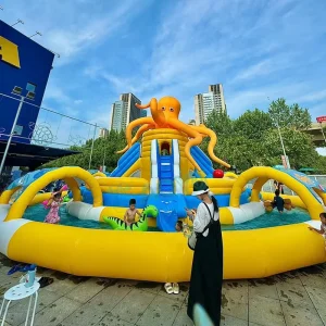 カラフルなインフレータブル海上浮遊スライドパーク設備、ジャンピングバウンシーキャッスル、インフレータブル大プール付き
