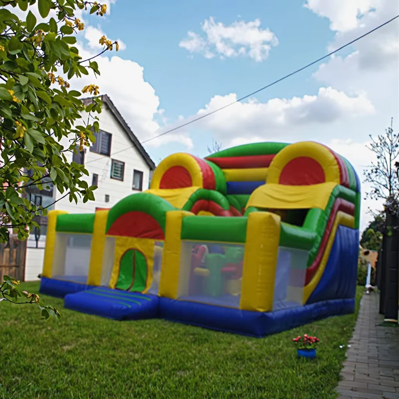 Corso ad ostacoli gonfiabile commerciale 4 in 1 in PVC con casa e modello rimbalzo per divertimento nei parchi all'aperto con accessorio soffiatore