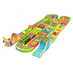 Parc d'attractions commercial avec château gonflable géant et parcours d'obstacles pour enfants et adultes