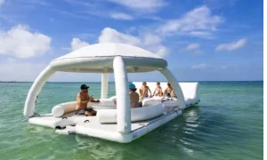 Commerciële gigantische opblaasbare waterplatform, opblaasbaar drijvend zwembad, jachtsteiger, drijvend eiland met tent