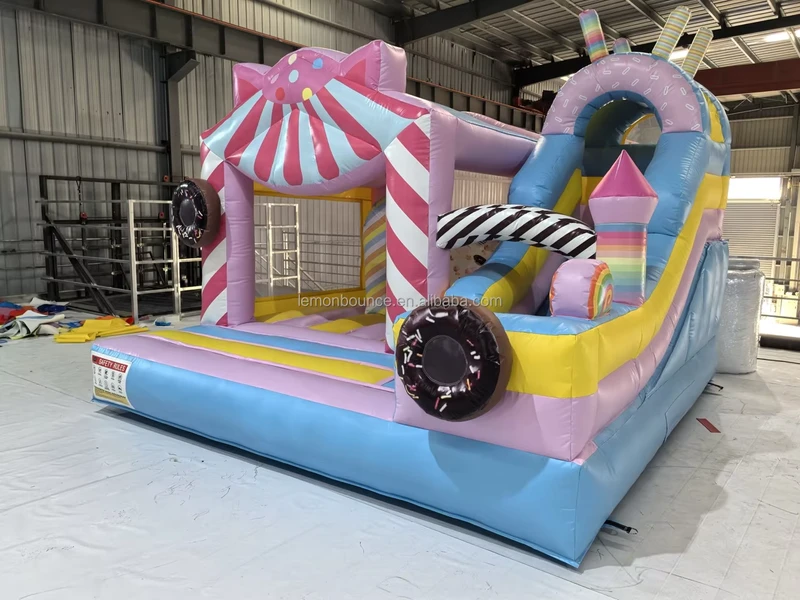 Castello Gonfiabile a Tema Caramelle di Grado Commerciale per Eventi Aziendali Salto per Bambini Noleggio Aziendale