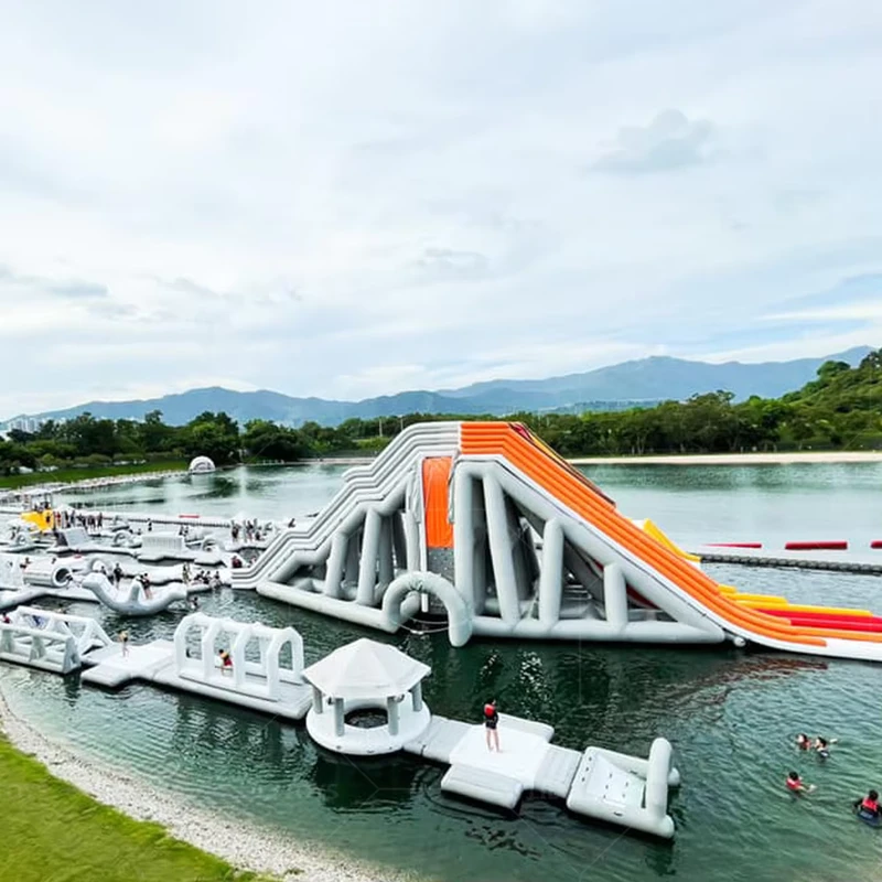 Parque acuático inflable comercial flotante con tobogán, material de PVC, capacidad para 40 personas, garantía de 3 a 5 años