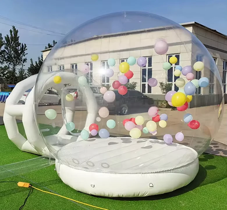 Commercieel opblaasbaar PVC bouncer bubble house met blower, witte unisex bruiloft bouncy castle met opblaasbare ballonnen