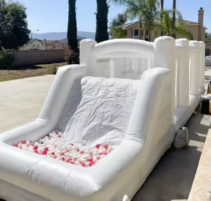 Curso de obstáculos inflable de diseño nuevo comercial de PVC, combinación de resbaladilla y rebote seco/húmedo, casa de rebote blanca, piscina de bolas, fácil de montar para niños
