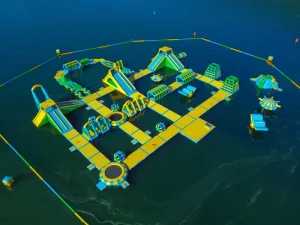 Parque Aquático Inflável Gigante Comercial - Brinquedos Flutuantes Personalizáveis com Certificação CE, Garantia de 3 Anos, Capacidade de 500