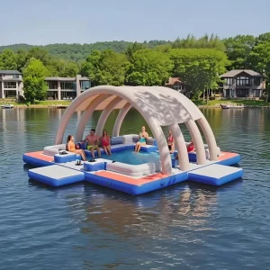 Commercieel buiten water aqua park speeltoestellen waterplatform dock recreatieve opblaasbare drijvende eiland met tent