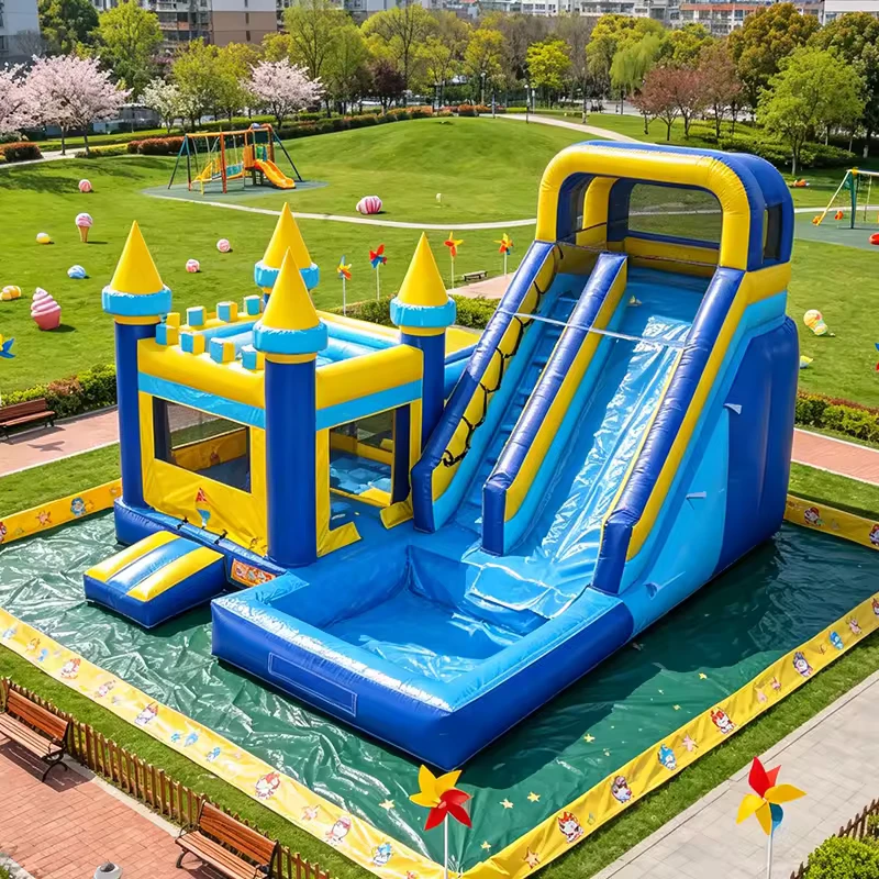 ปราสาทกระโดดคลาสสิก PVC สีน้ำเงินและเหลืองแบบเชิงพาณิชย์ คอมโบบ้านกระโดดพร้อมสไลด์เปียกและแห้ง