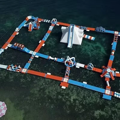 Commerciële PVC Opblaasbare Hindernisbaan Drijvende Buiten Waterpark Spellen Aangepaste Grootte Eenvoudige Opstelling