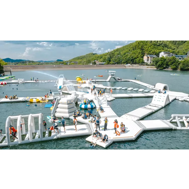 อุปสรรคเป่าลมทางน้ำแบบกำหนดเอง อุปกรณ์ลอยน้ำขนาดใหญ่ สวนสนุกเป่าลมสำหรับความสนุกในน้ำสำหรับผู้ใหญ่