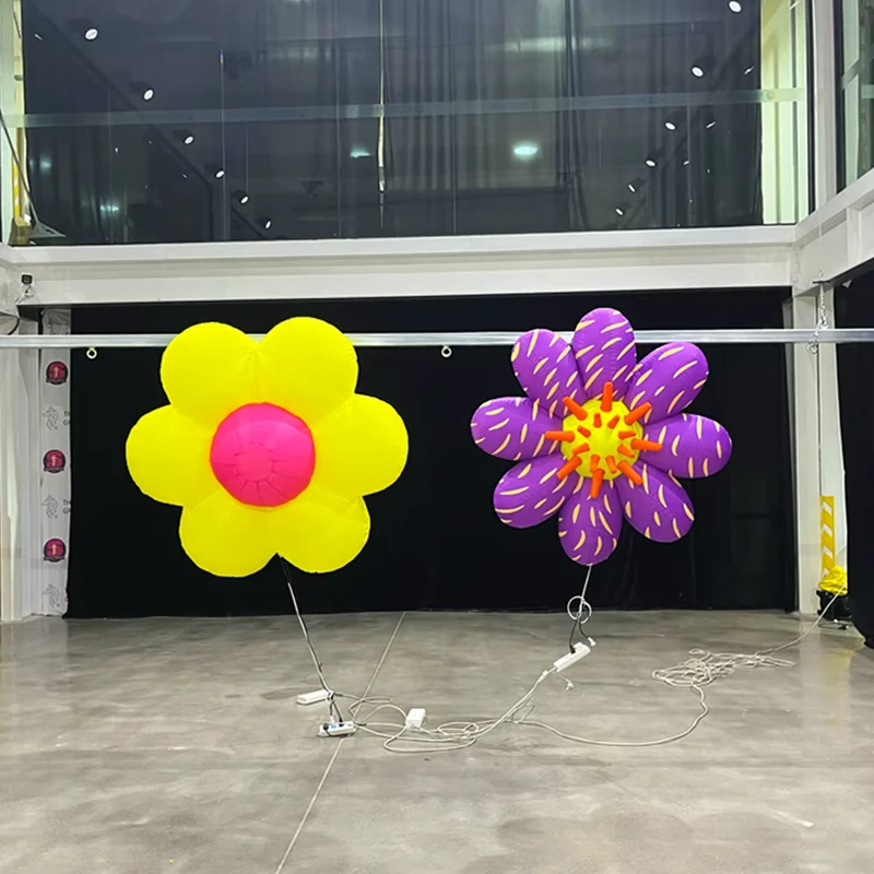 Individuell gestaltete aufblasbare Blumen mit Muster-LED-Beleuchtung in Lila, Gelb und Pink, riesige Blumen-Dekoration