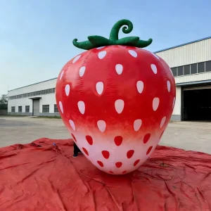 Productos Inflables de Fresa Personalizados para Eventos con Diseño Publicitario