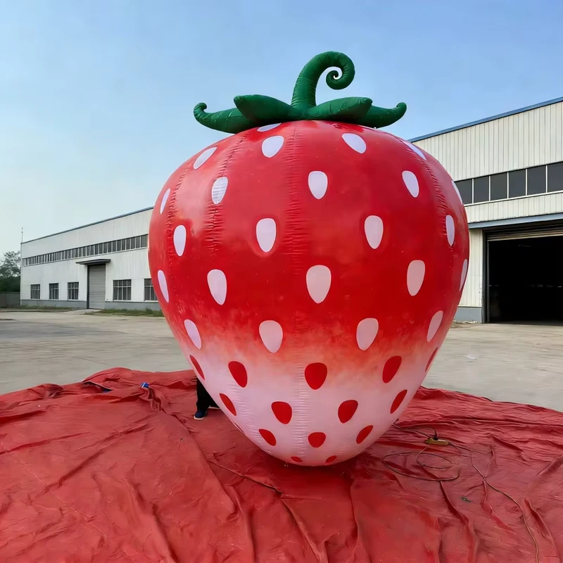 Prodotti Gonfiabili Personalizzati a Forma di Fragola per Eventi con Design Pubblicitario