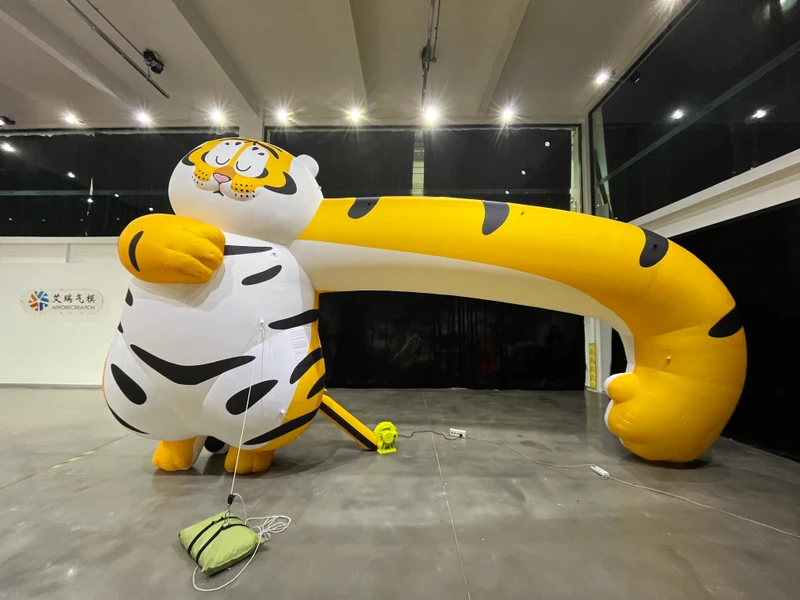 맞춤형 인플레이터블 호랑이 5.2m PVC 옥스포드 광고 마스코트 호랑이 만화 모델