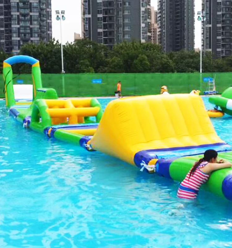 Aangepaste Buiten Opblaasbare Obstakelbaan Witte Opblaasbare Springkasteel Gigantische Opblaasbare Glijbanen Aqua Waterpark