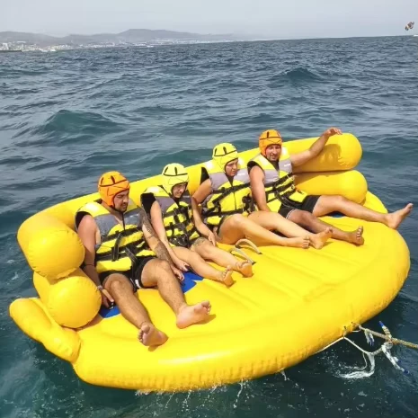Custom PVC Inflatable Water Sports Towable Tube for 4 Persons with CE Certification and Air Pump for Boating