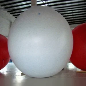 บอลลูนฮีเลียม PVC เป่าลมสีแดงขาว โฆษณาที่กำหนดเอง สำหรับโปรโมทงานกลางแจ้ง