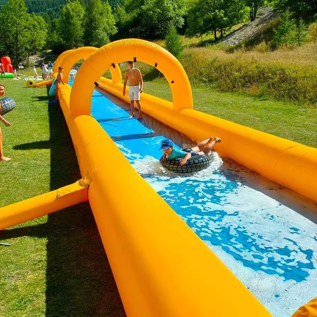 Scivolo d'Acqua Gonfiabile Personalizzato Blu e Giallo, Scivolo Gonfiabile per Adulti e Bambini, Gioco d'Acqua Divertente in Città