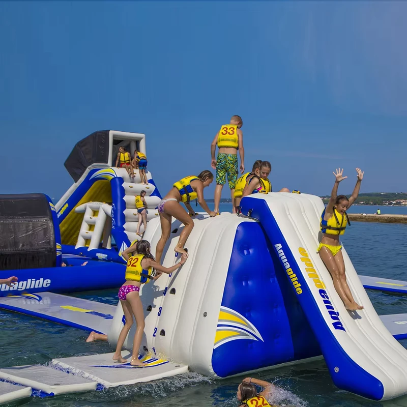 Castillo hinchable de deportes acuáticos personalizable para parque acuático flotante para diversión en el mar o lago