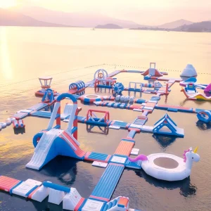 カスタマイズ可能な大型インフレータブルアクアスポーツバウンサーキャッスル 浮遊式ウォーターパーク 海や湖での遊び用
