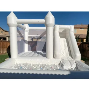 Kastil Inflatable Pernikahan Kustom, Kombinasi Seluncuran Trampolin PVC 4x4M untuk Dalam Ruangan dan Luar Ruangan