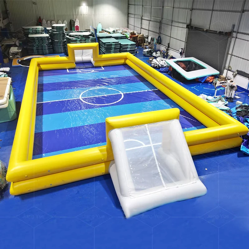 Campo de fútbol inflable comercial de PVC personalizado para exteriores, campo de fútbol con jabón para juegos deportivos.