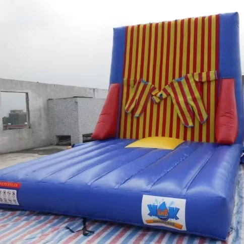 カスタマイズ可能な巨大商業用インフレータブルスティッキー登り壁スポーツゲーム PVC フットボール 5x4m 大人と子供向けの簡単設置