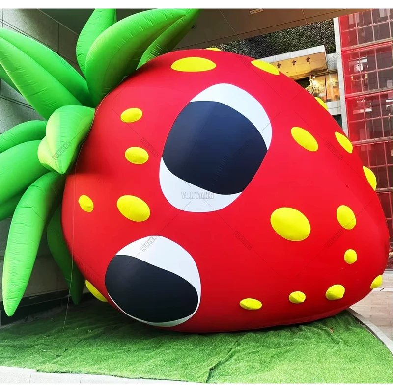 Modello di fragola gonfiabile gigante personalizzato, modello di frutta cartone animato per decorazioni di attività all'aperto