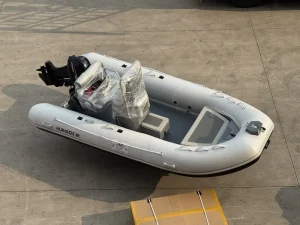 Barco de Pesca Inflable Rígido con Consola de Dirección y T-top