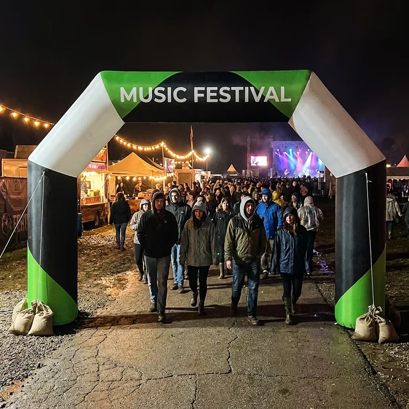 Arco d'arrivo gonfiabile personalizzato accattivante in PVC resistente per maratone e eventi sportivi all'aperto