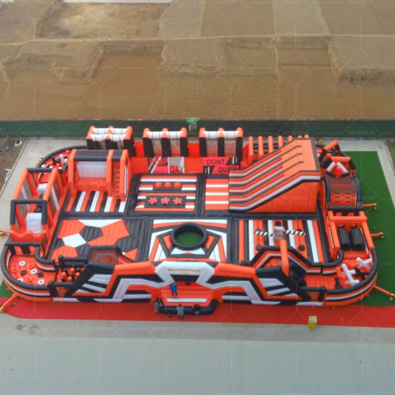 Fabrieksontwerp Aangepaste 30mx20m PVC Opblaasbare Hindernisbaan Spellen 3000KGS Capaciteit voor 300 Passagiers Draagbaar voor