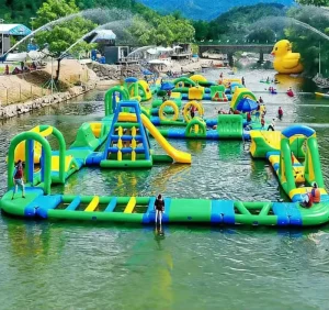 Fabrikpreis maßgeschneiderte kommerzielle PVC-Material Wasser schwimmende Insel aufblasbar für Park Trampolin Hindernisbahn