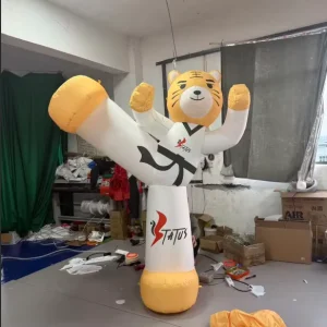 Preço de Fábrica para Infláveis de Personagens de Desenhos Animados de Taekwondo com Iluminação LED para Promoção Eficaz