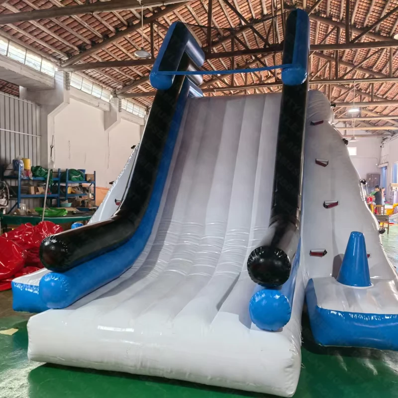 Scivolo gonfiabile galleggiante per lago e piscina, scivolo gigante per parco acquatico all'aperto con scala di arrampicata