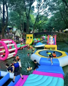 浮遊障害物コース アミューズメントウォーターパーク PVCインフレータブルモジュラー屋外スポーツパーク 大人と子供用