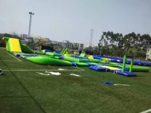 浮き型水上公園ゲーム インフレータブルアクアパーク 屋外用 子供と大人のためのアウトドアブレイクスルー