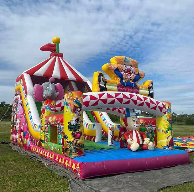 Tobogán Inflable de Parque de Atracciones Fun City con Payaso de Caricatura