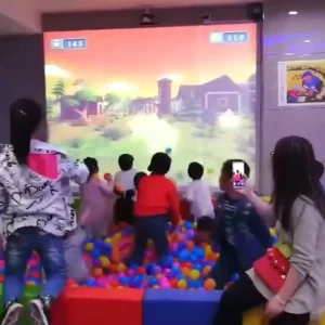 Gioco interattivo con palloni/armi, proiettore di giochi interattivi su parete per trampolino, divertimento per bambini